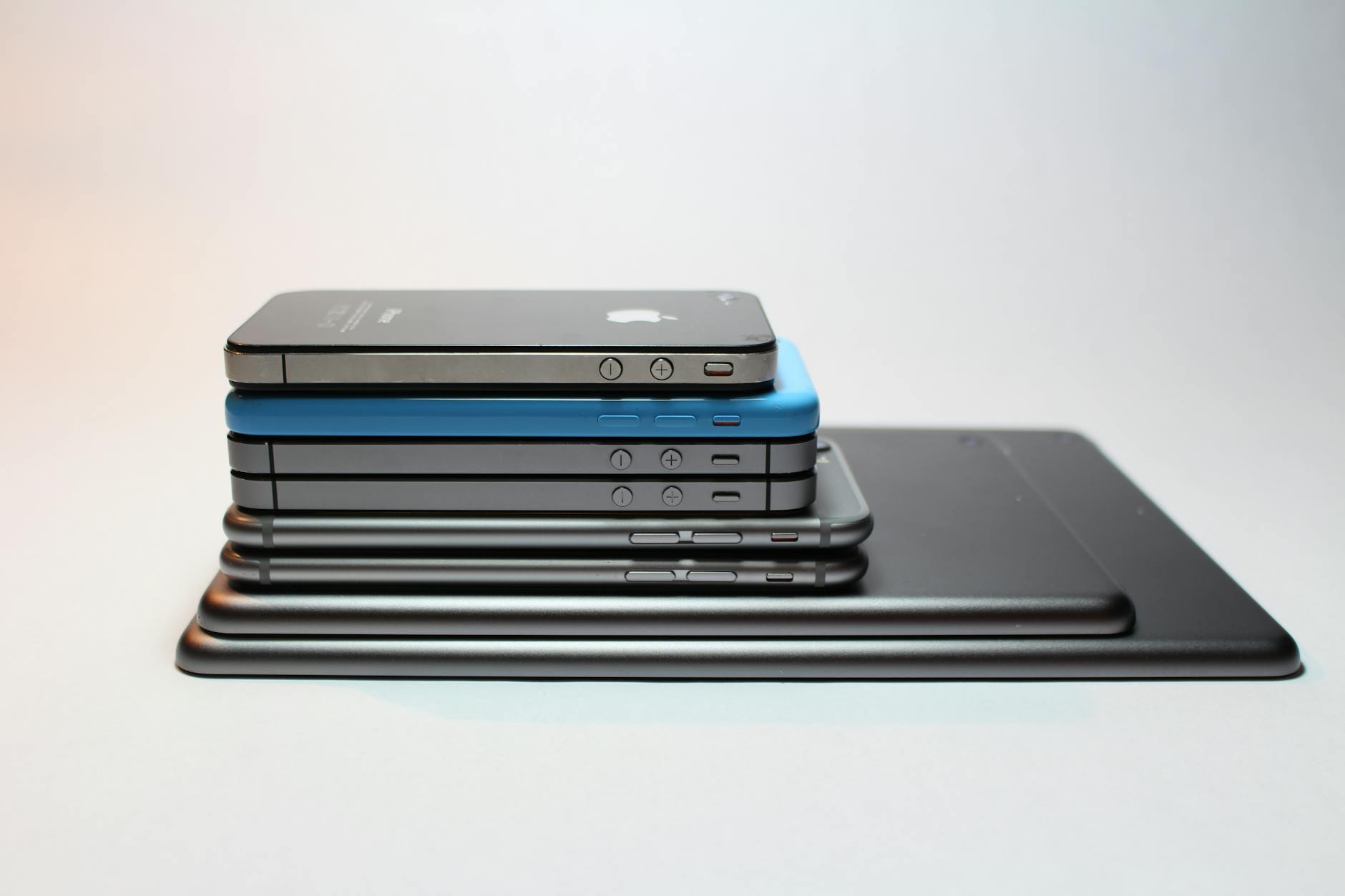 Testing devices showing performance difference between budget and premium hosting